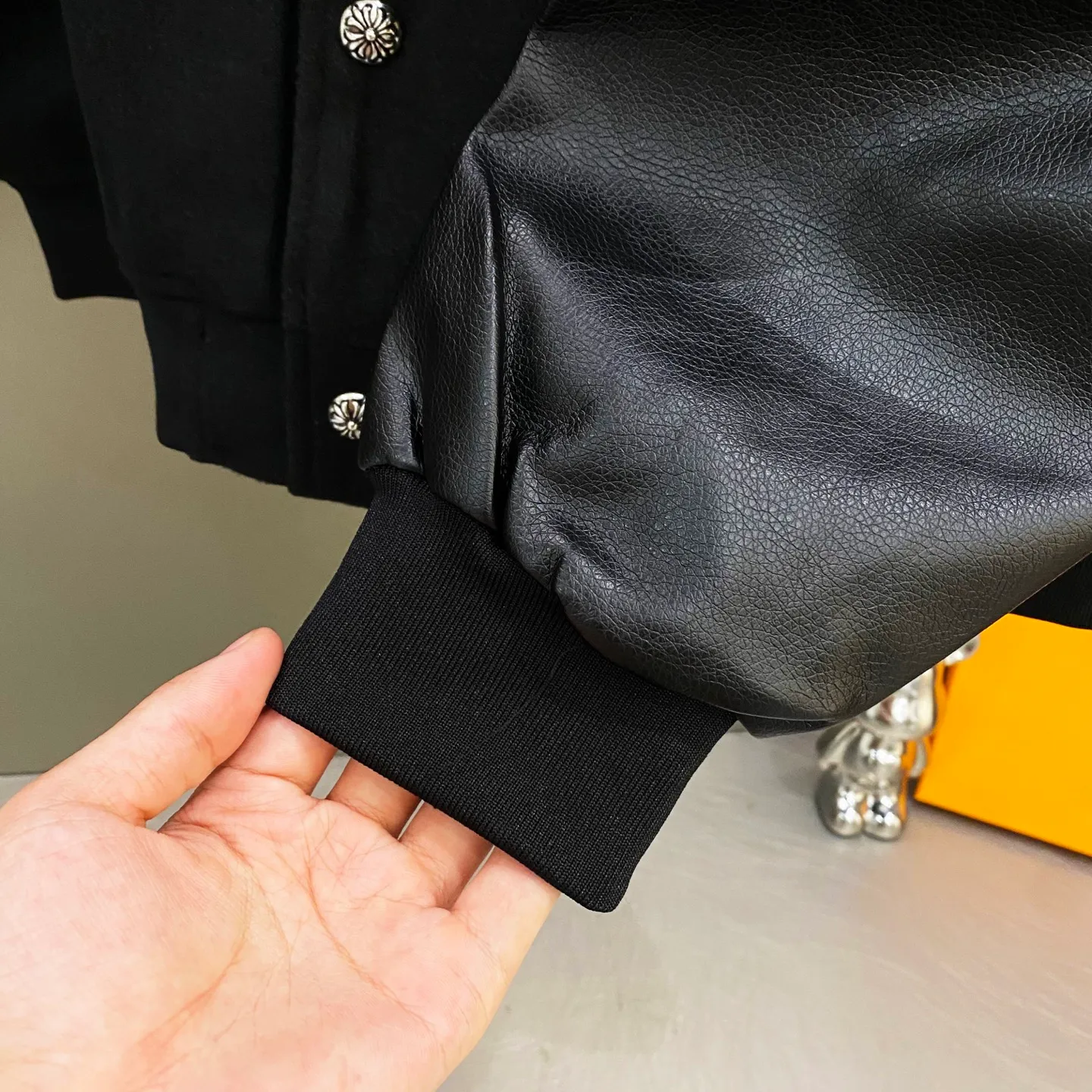P410 Chromehearts New Crow Heart Horseshoe Cross Baseball Jacket Customized Woolen Fabric Spliced PU Leather Sleeves Heavy Design Exclusive Customized Cross Metal Decoration Full of Dark Style 🔥 Loose Fit Very Handsome for Men and Women Red Label Cross Size: S M L XL (176 145 wear M) S M L 75 77 Sleeve length 65 66 67 68 Shoulder width 54 55 56 57